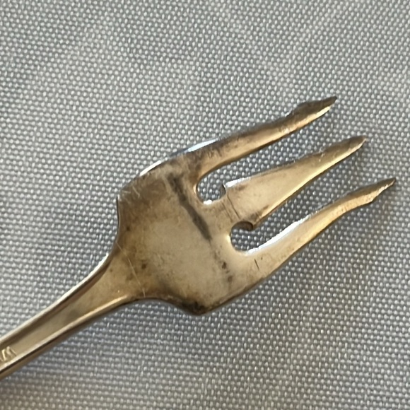 1932 Wm. A. Rogers A1 Plus Silver Plate seafood pickle Fork 6.5" Oneida Ltd. - Picture 10 of 11